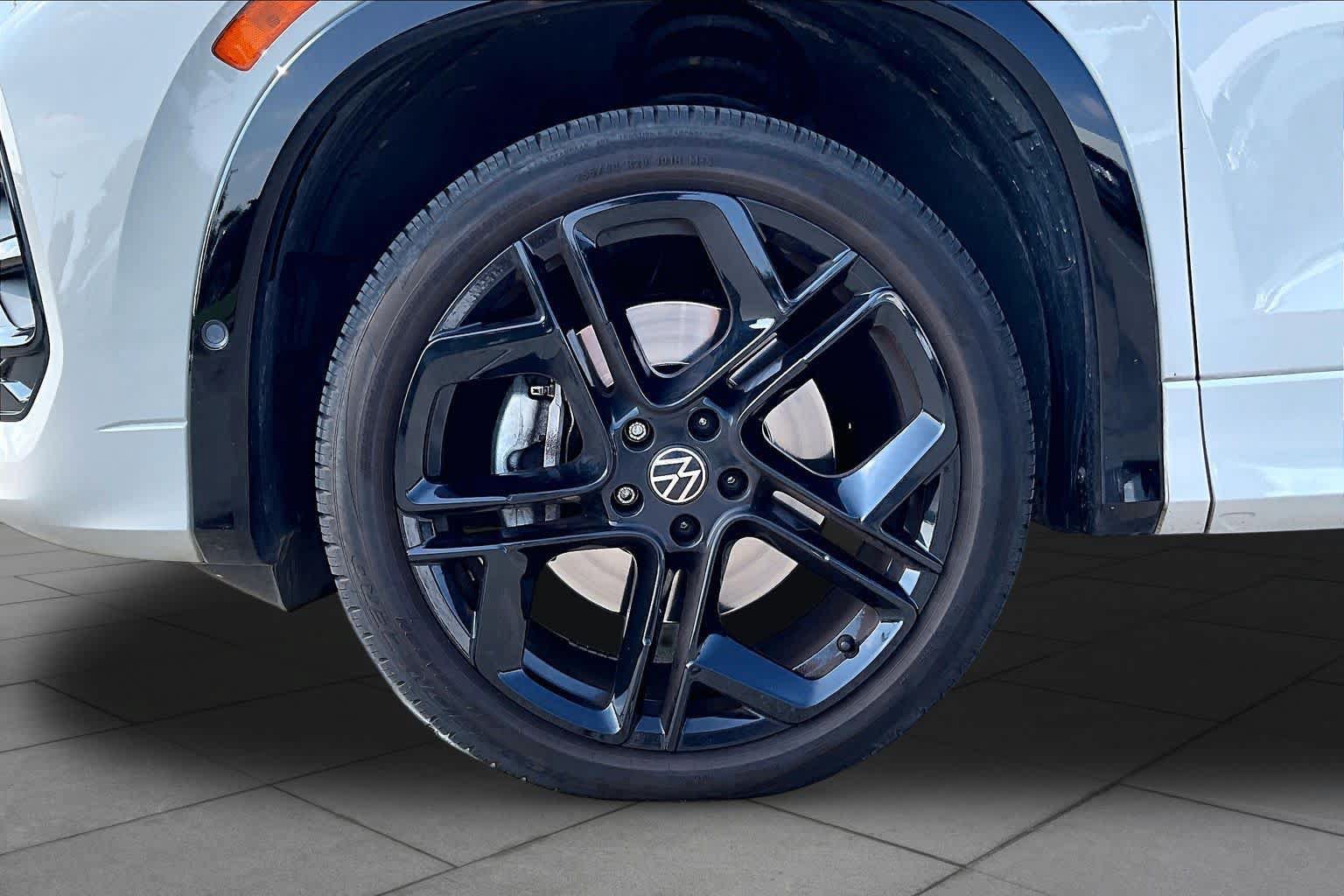 Used 2025 Volkswagen Tiguan SE R-Line AWD/4WD image 10