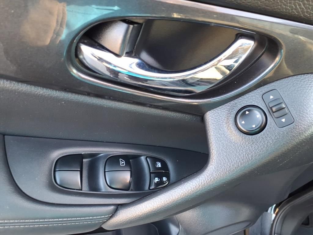 Used 2017 Nissan Rogue SV AWD/4WD image 12