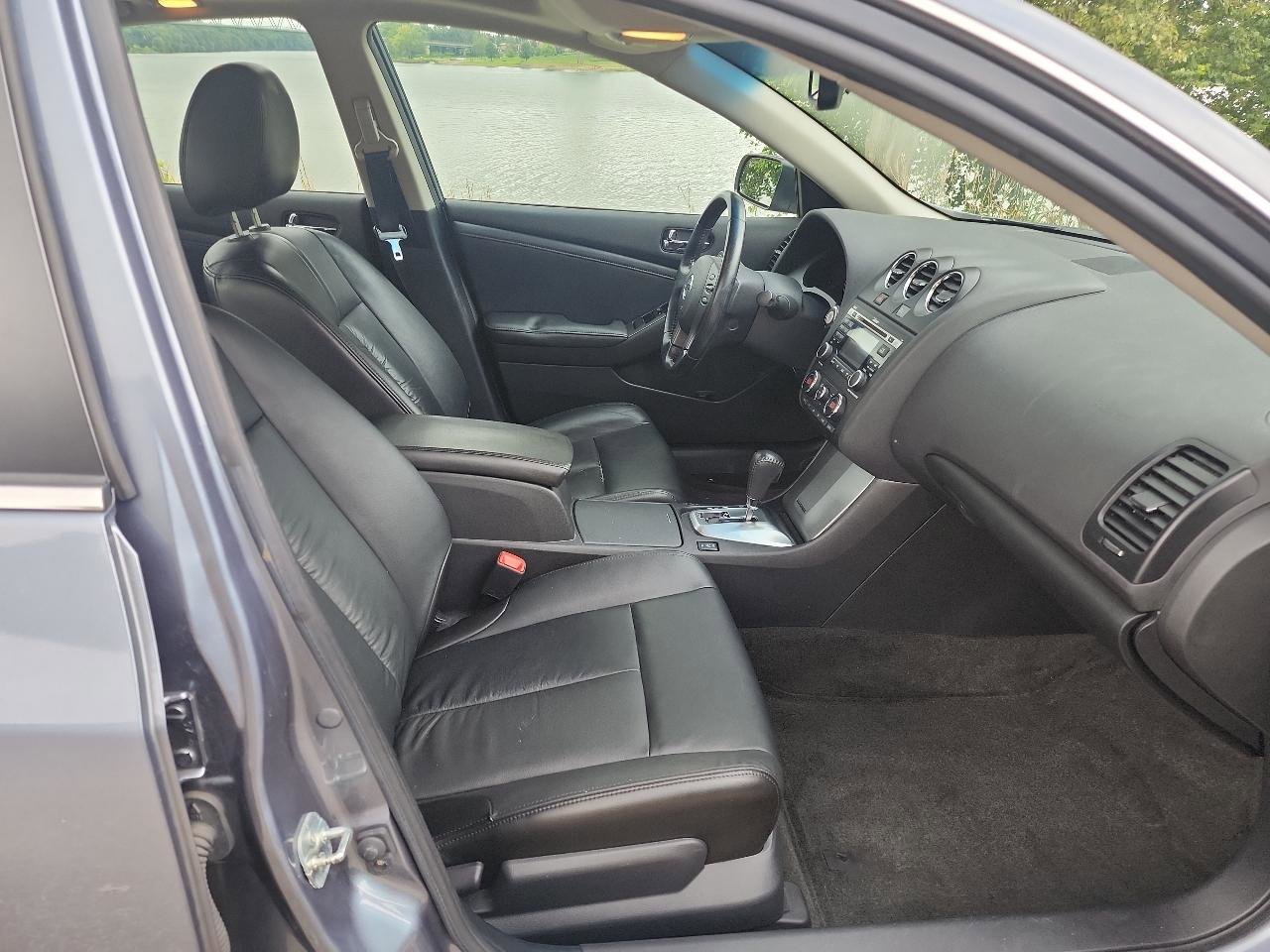 Used 2011 Nissan Altima 3.5 SR w/ 3.5SR Premium Pkg image 12