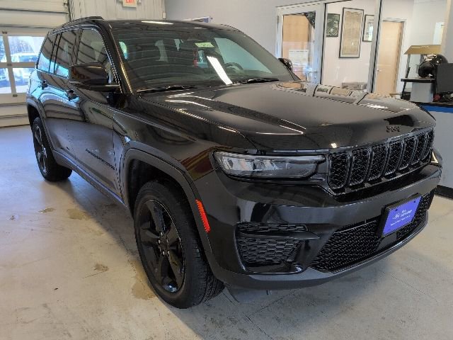 Used 2023 Jeep Grand Cherokee Altitude AWD/4WD image 7