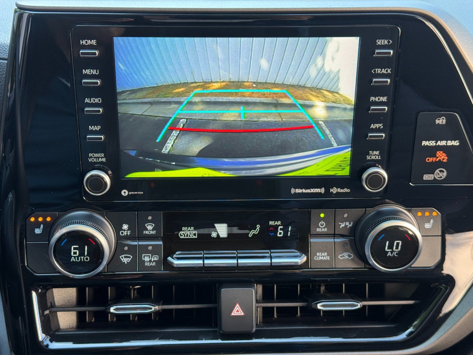 Used 2021 Toyota Highlander XLE FWD image 23