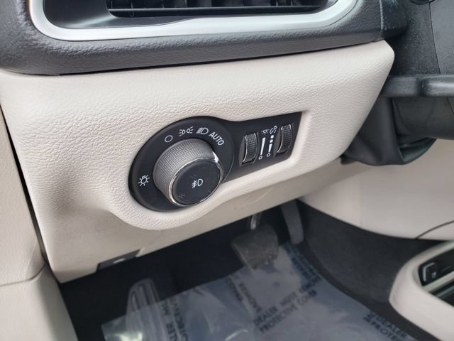 Used 2024 Chrysler Pacifica Touring-L FWD image 11