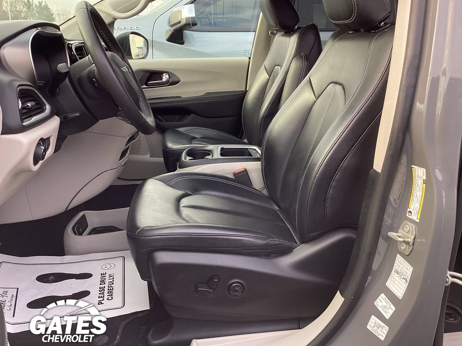 Used 2023 Chrysler Pacifica Touring-L FWD image 11