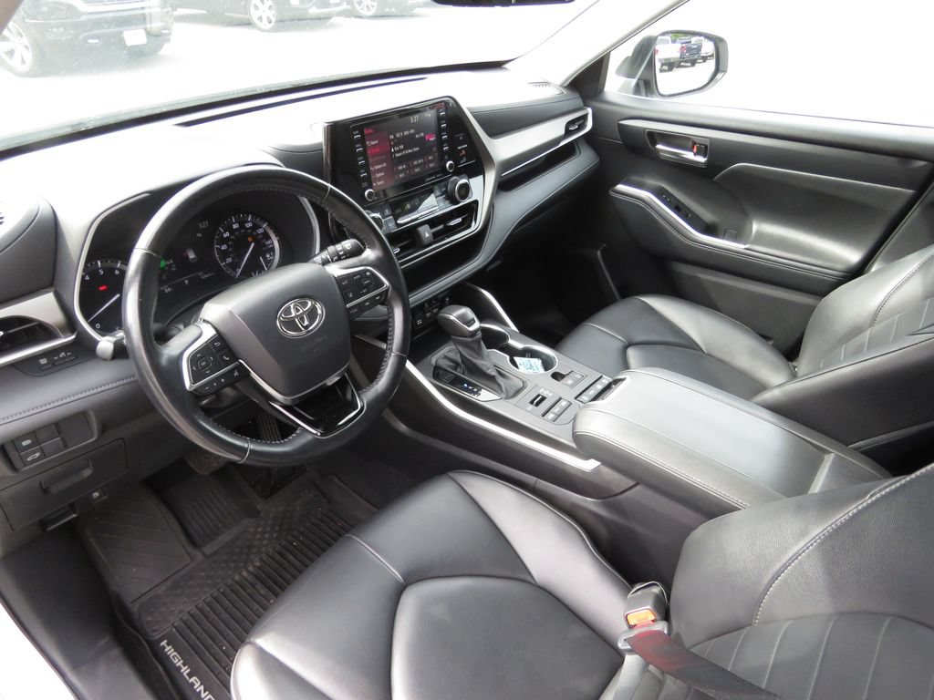 Used 2020 Toyota Highlander XLE AWD/4WD image 11