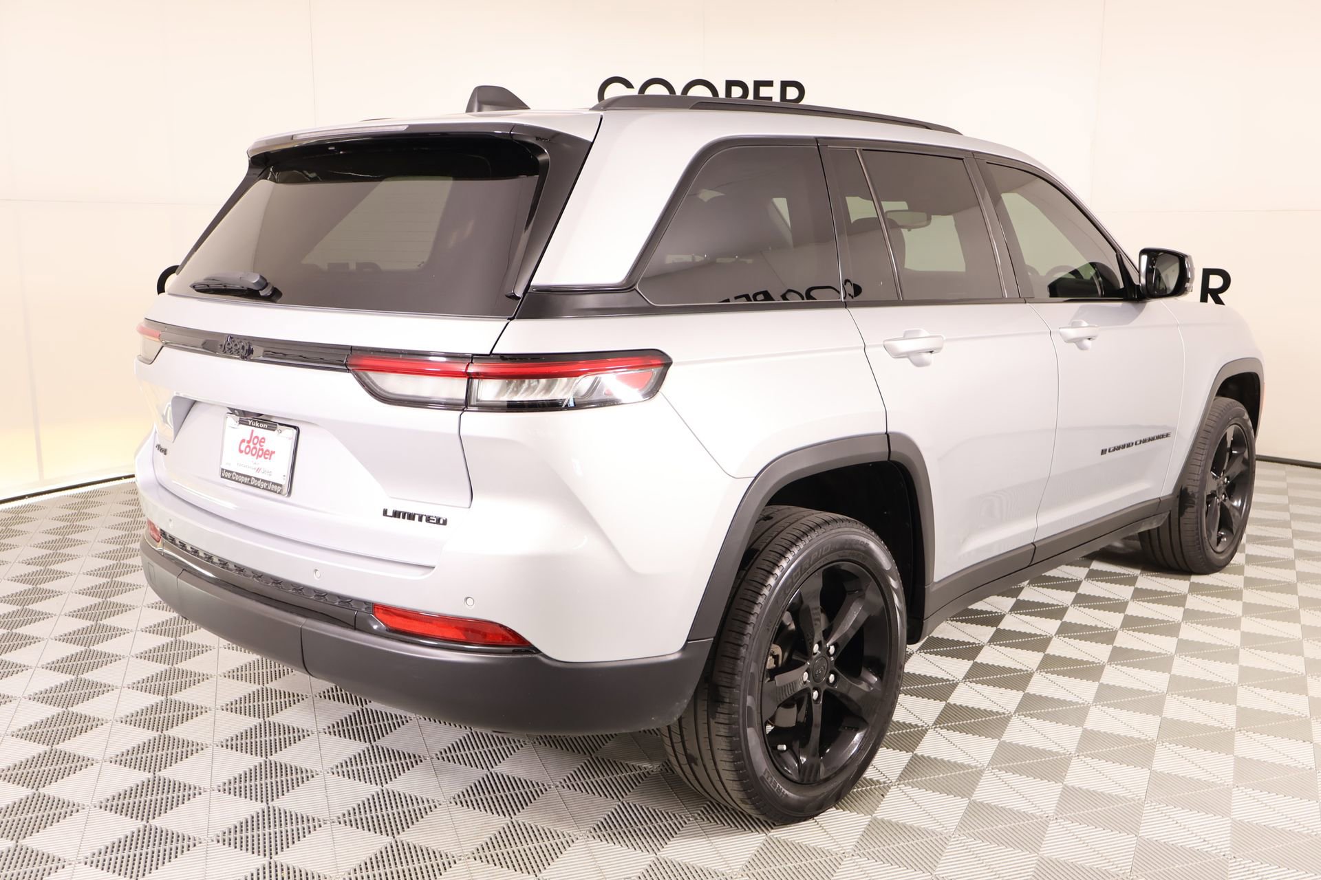 Used 2023 Jeep Grand Cherokee Limited w/ Black Appearance Package AWD/4WD image 23