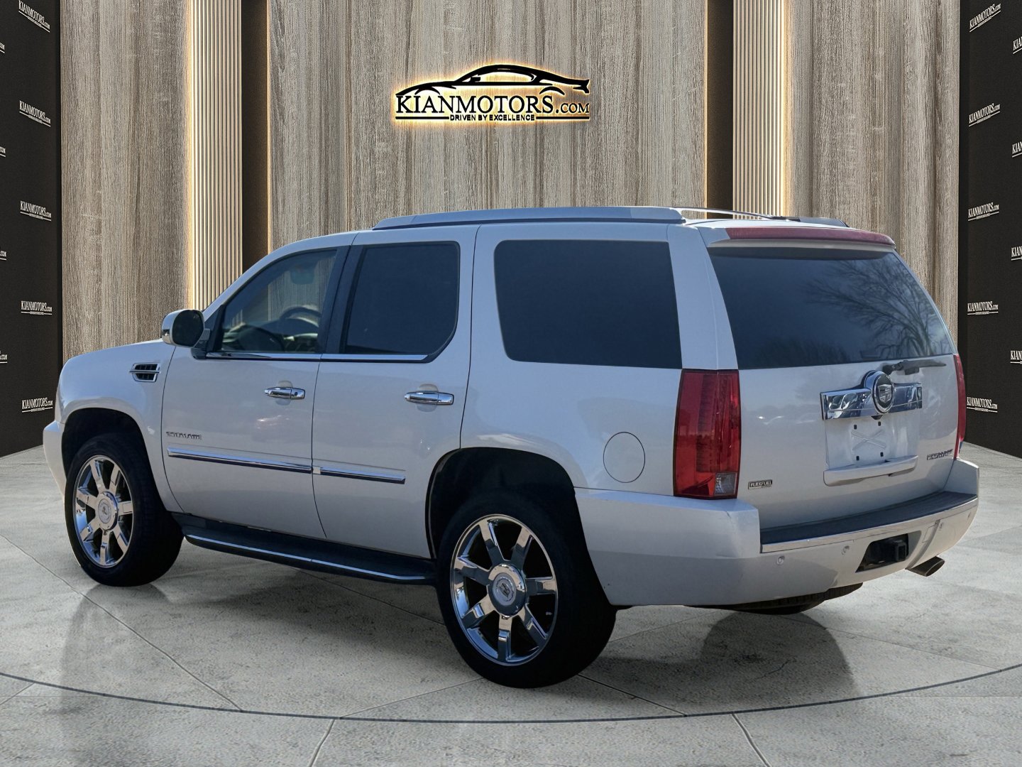 Used 2012 Cadillac Escalade Luxury RWD image 5