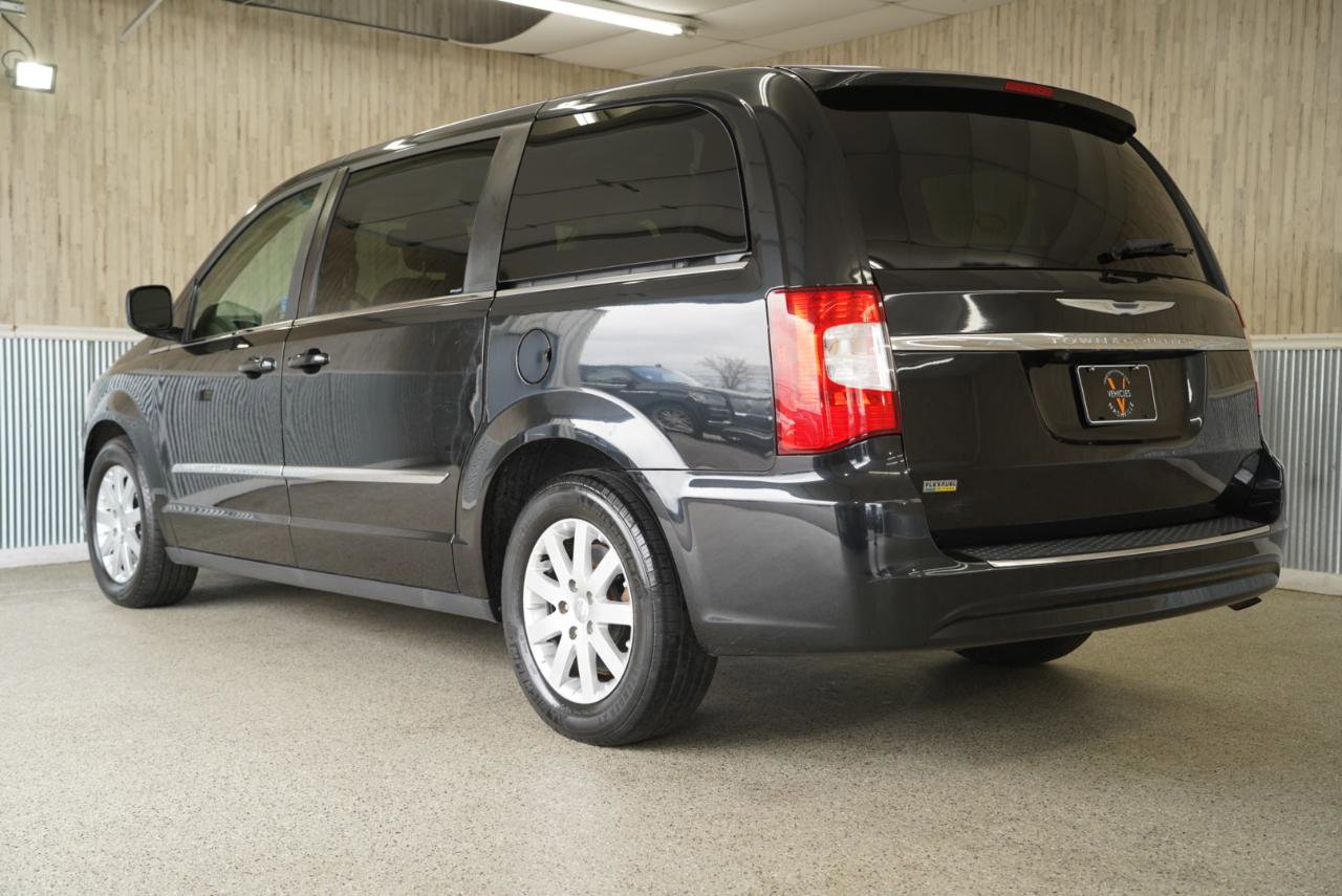 Used 2016 Chrysler Town & Country Touring FWD image 7