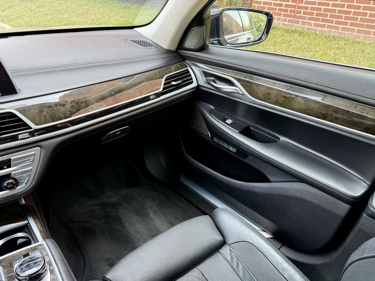 Used 2017 BMW 750i xDrive AWD/4WD image 26