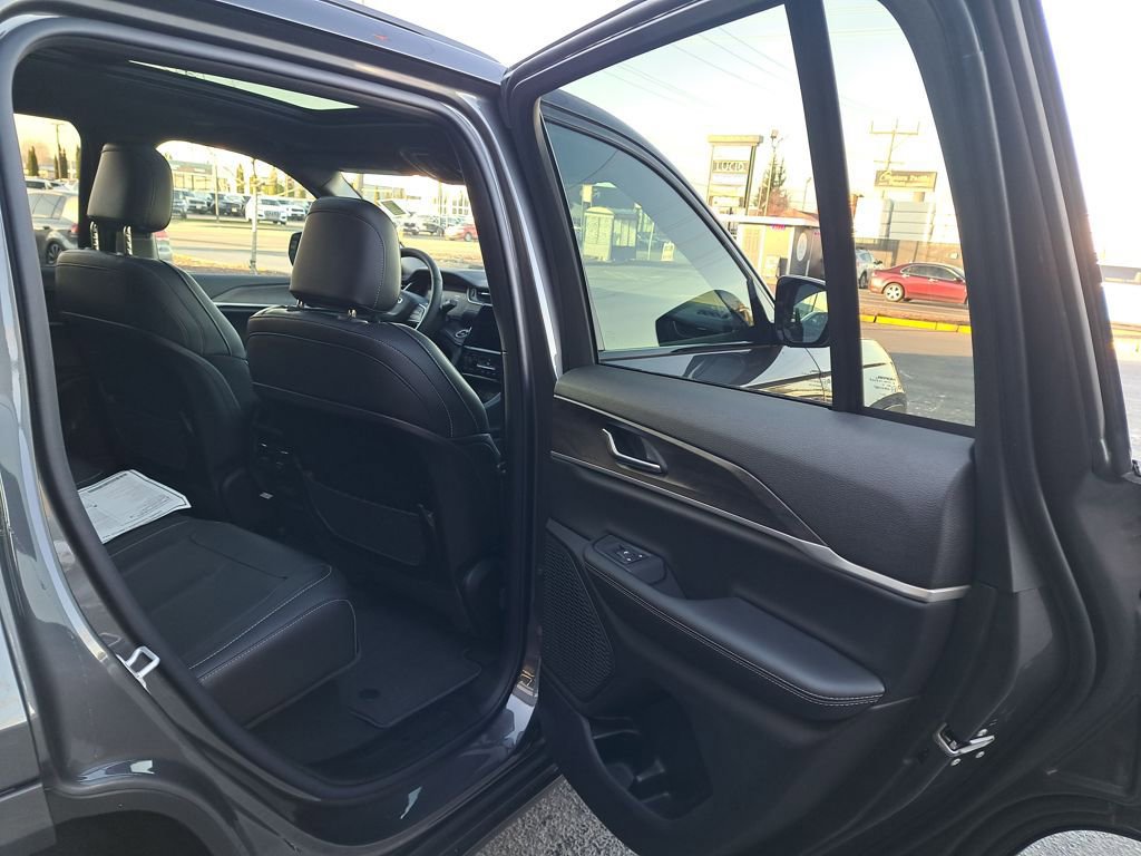 New 2025 Jeep Grand Cherokee Limited w/ MOPAR Finishing Package AWD/4WD image 15