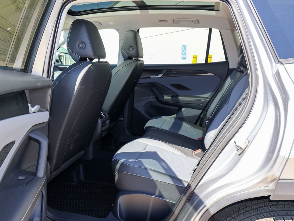 Used 2025 Volkswagen Tiguan SE image 16