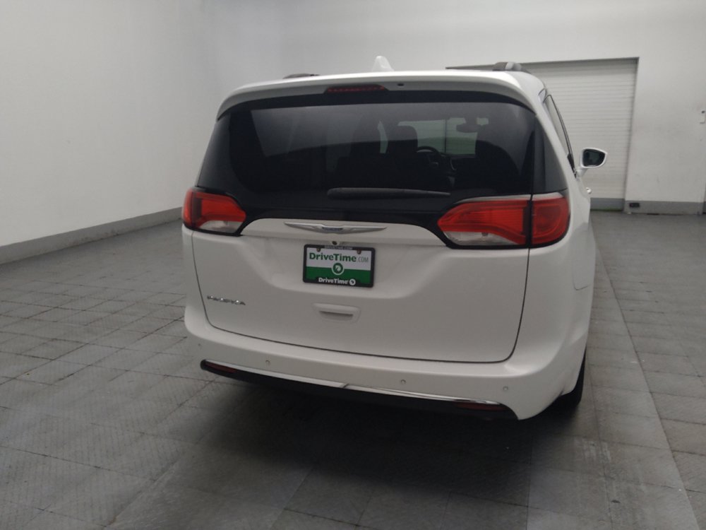 Used 2017 Chrysler Pacifica Touring-L w/ Tire & Wheel Group FWD image 7
