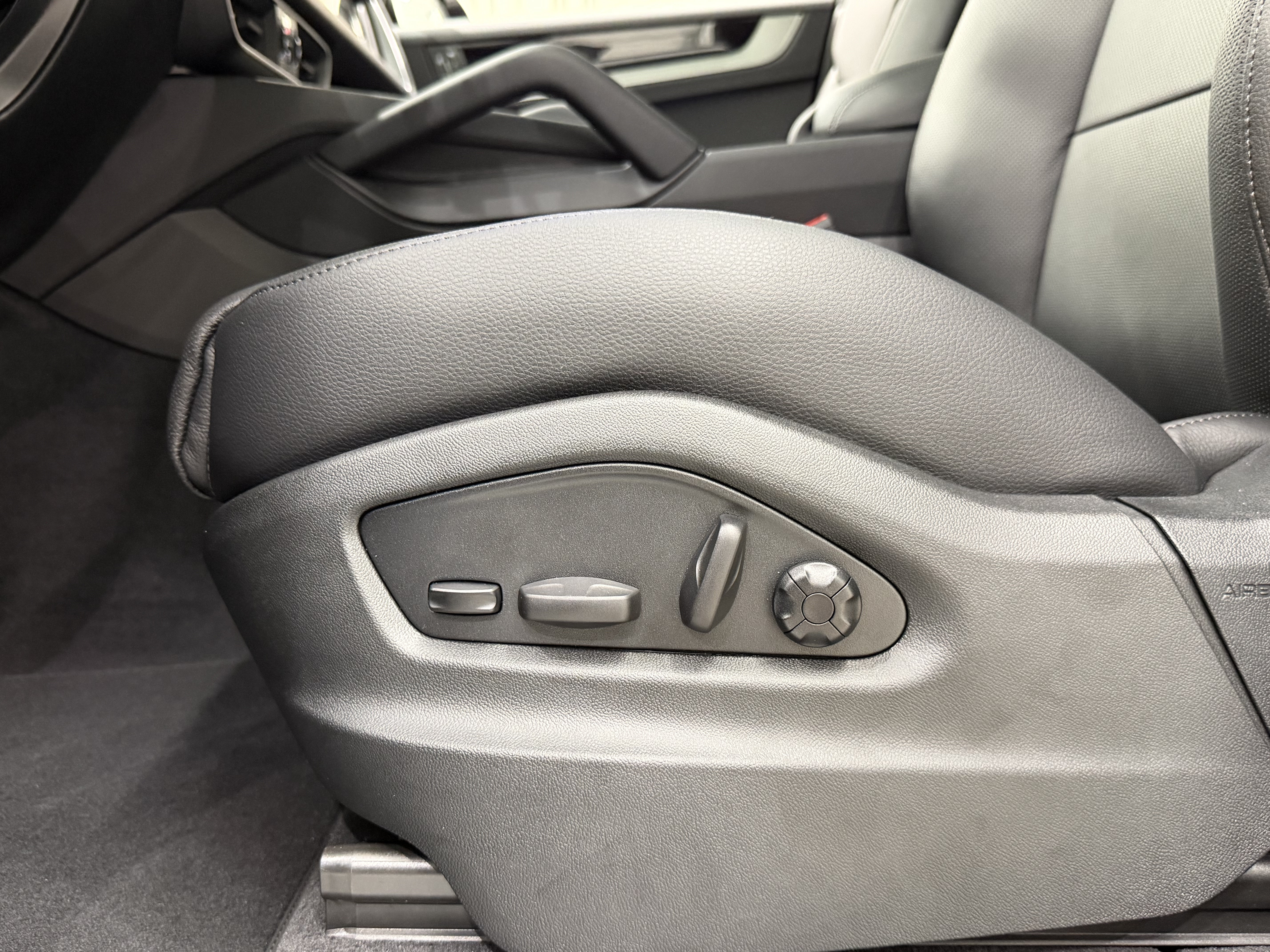 New 2026 Porsche Cayenne AWD/4WD image 32