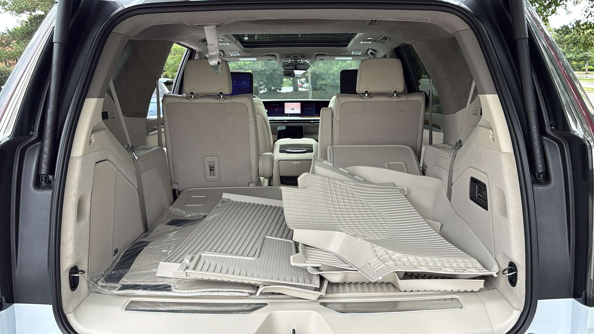 New 2026 Cadillac Escalade Platinum Sport w/ LPO, Floor Liner Package AWD/4WD image 33