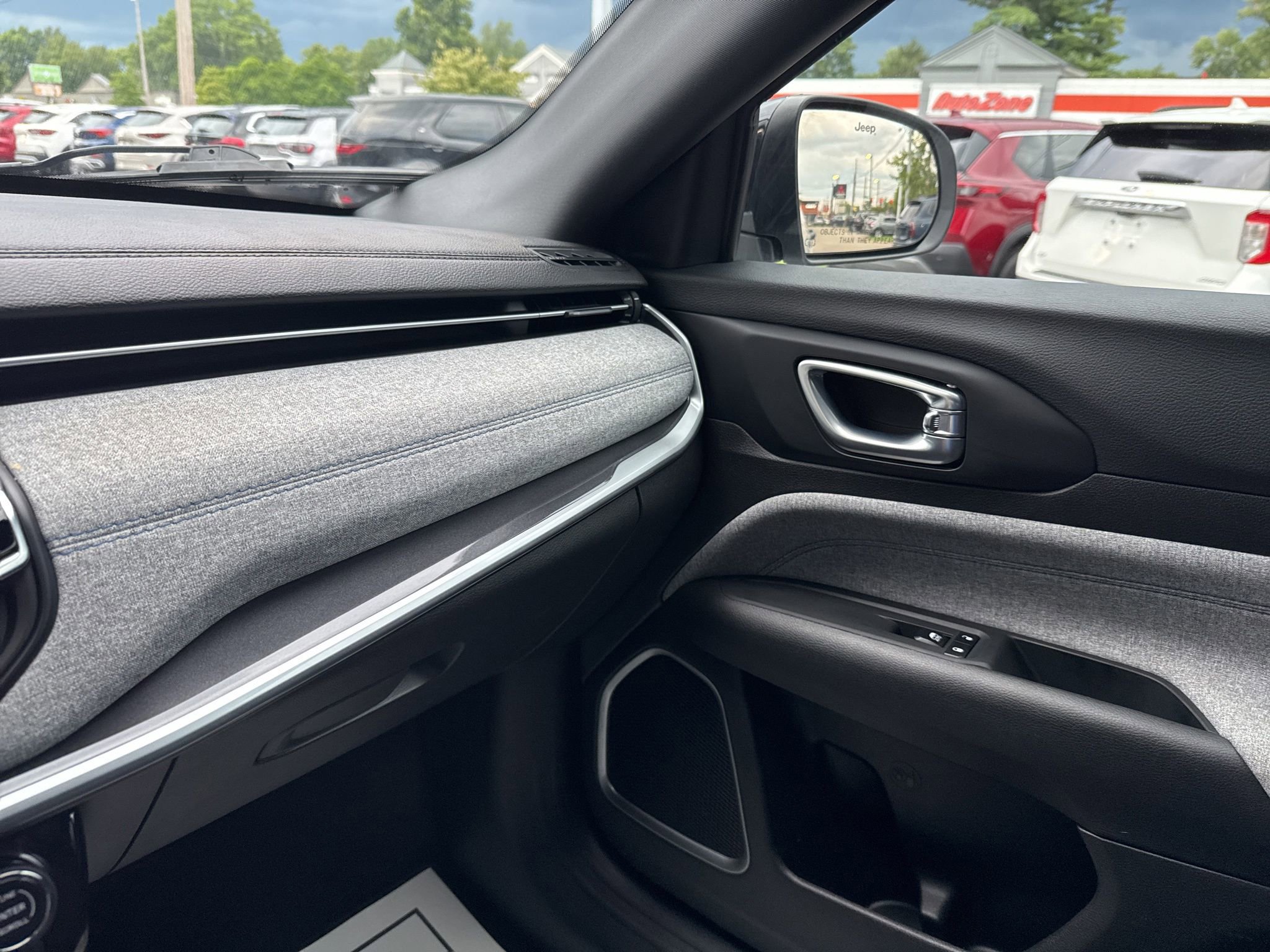 Used 2024 Jeep Compass Sport image 31