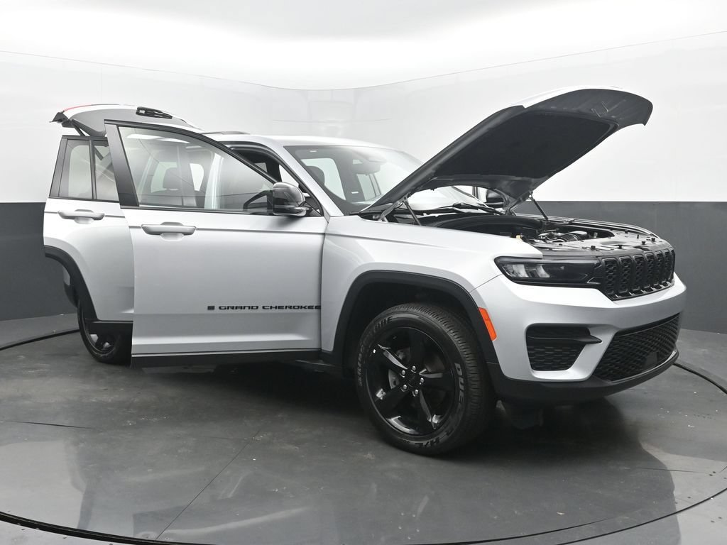 Used 2024 Jeep Grand Cherokee Altitude AWD/4WD image 66