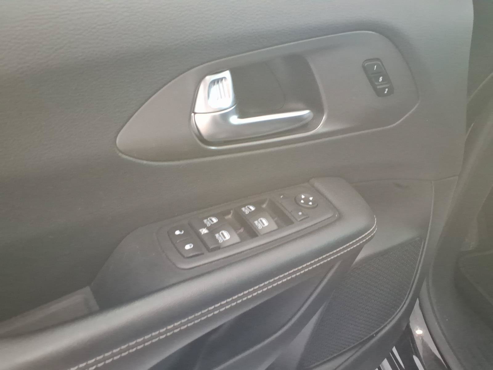 Used 2025 Chrysler Pacifica Select FWD image 12