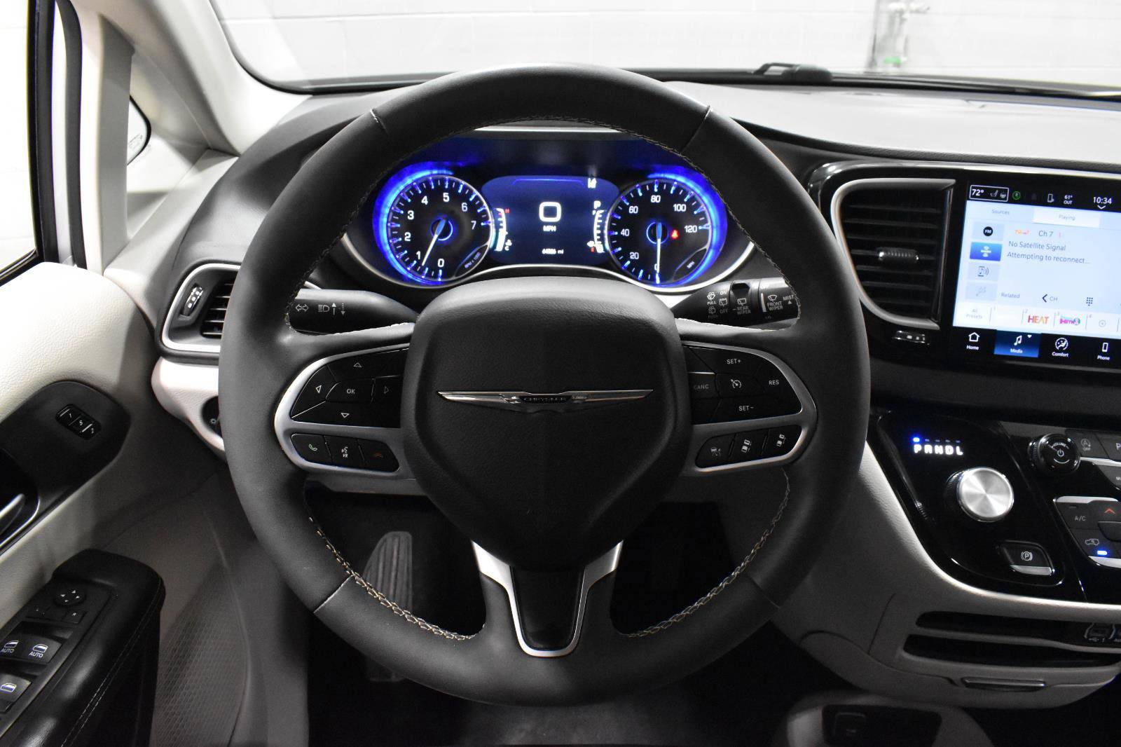 Used 2024 Chrysler Pacifica Touring-L image 8