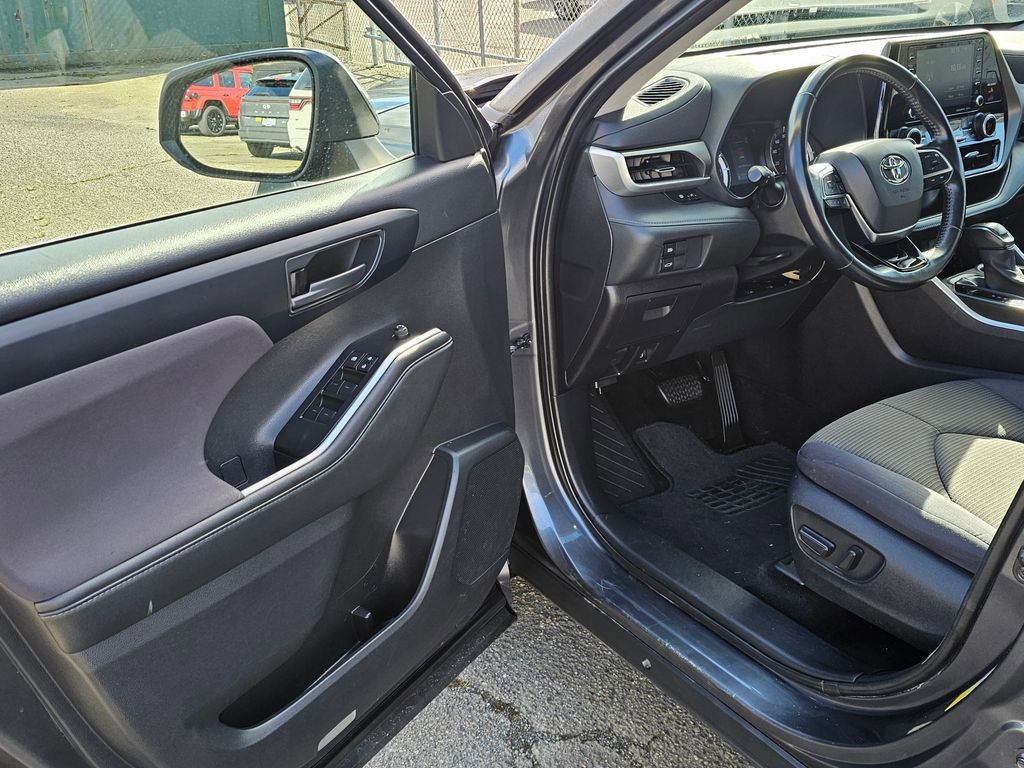 Used 2021 Toyota Highlander LE image 19