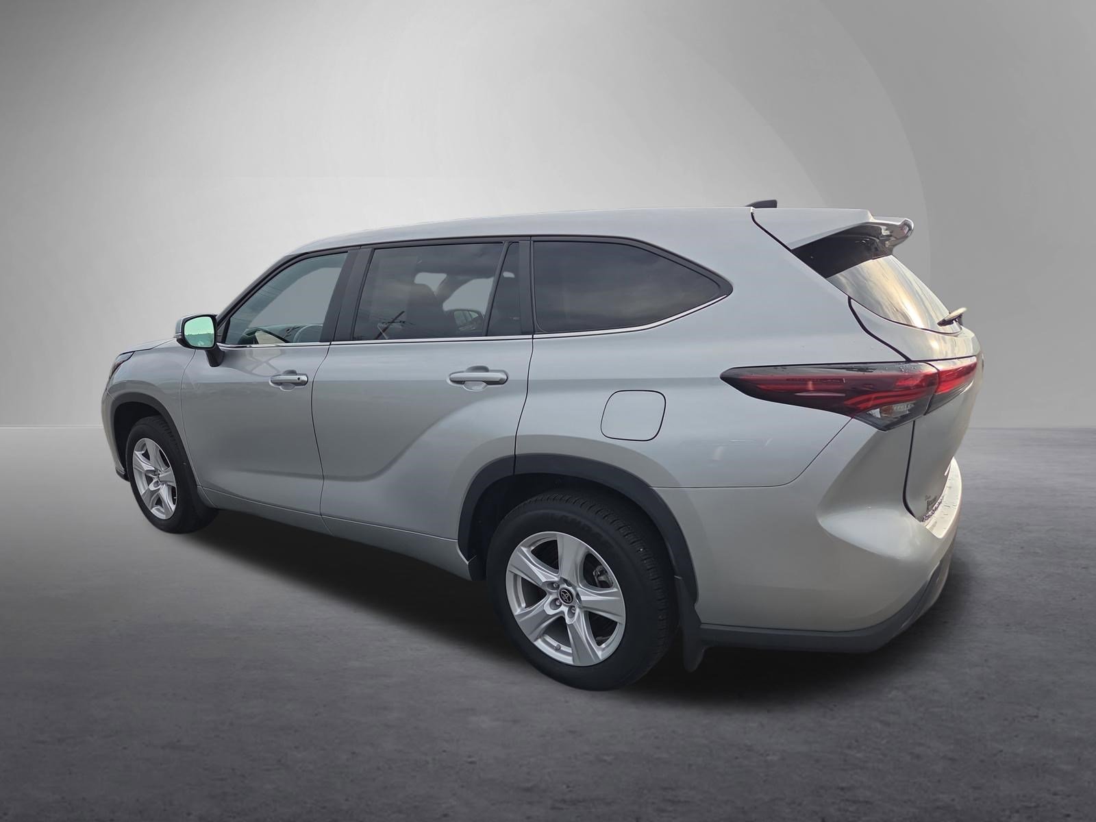 Used 2024 Toyota Highlander LE AWD/4WD image 6