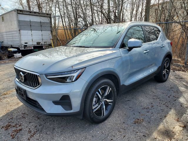 Used 2025 Volvo XC40 B5 Core AWD/4WD image 2