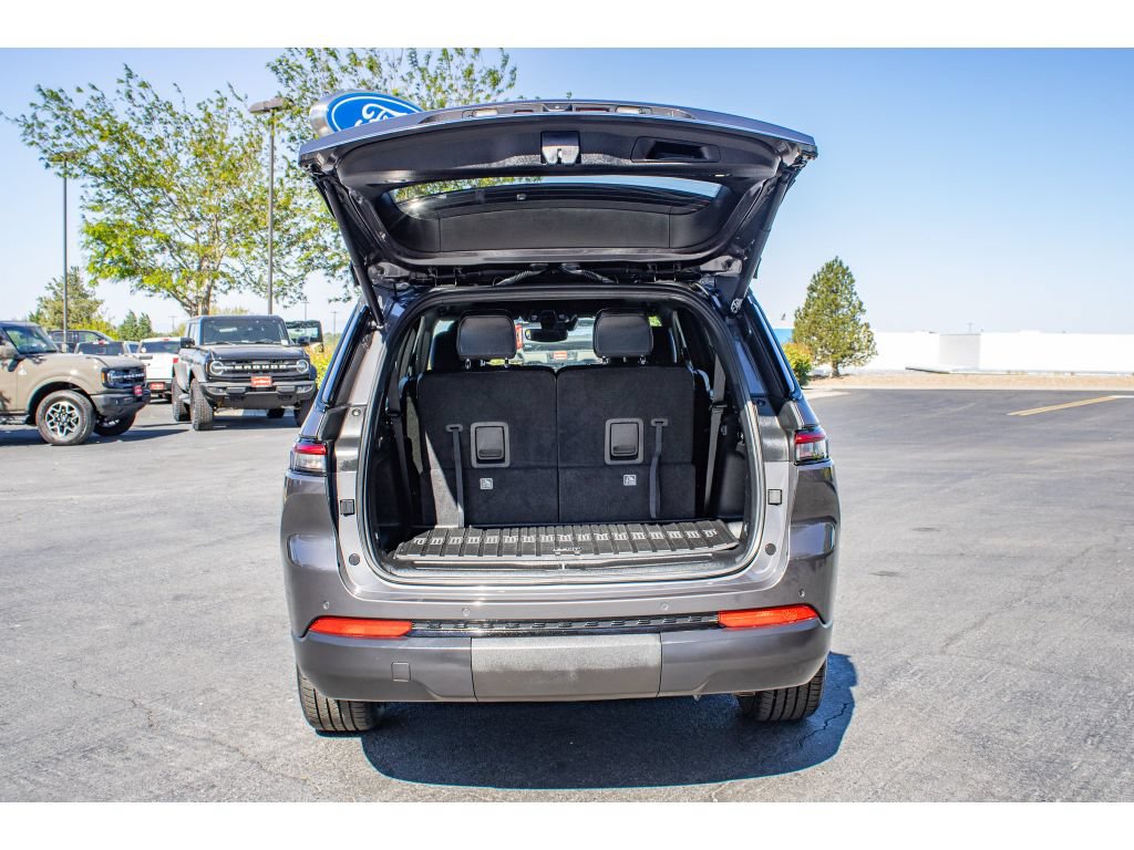 Used 2023 Jeep Grand Cherokee L Laredo AWD/4WD image 11