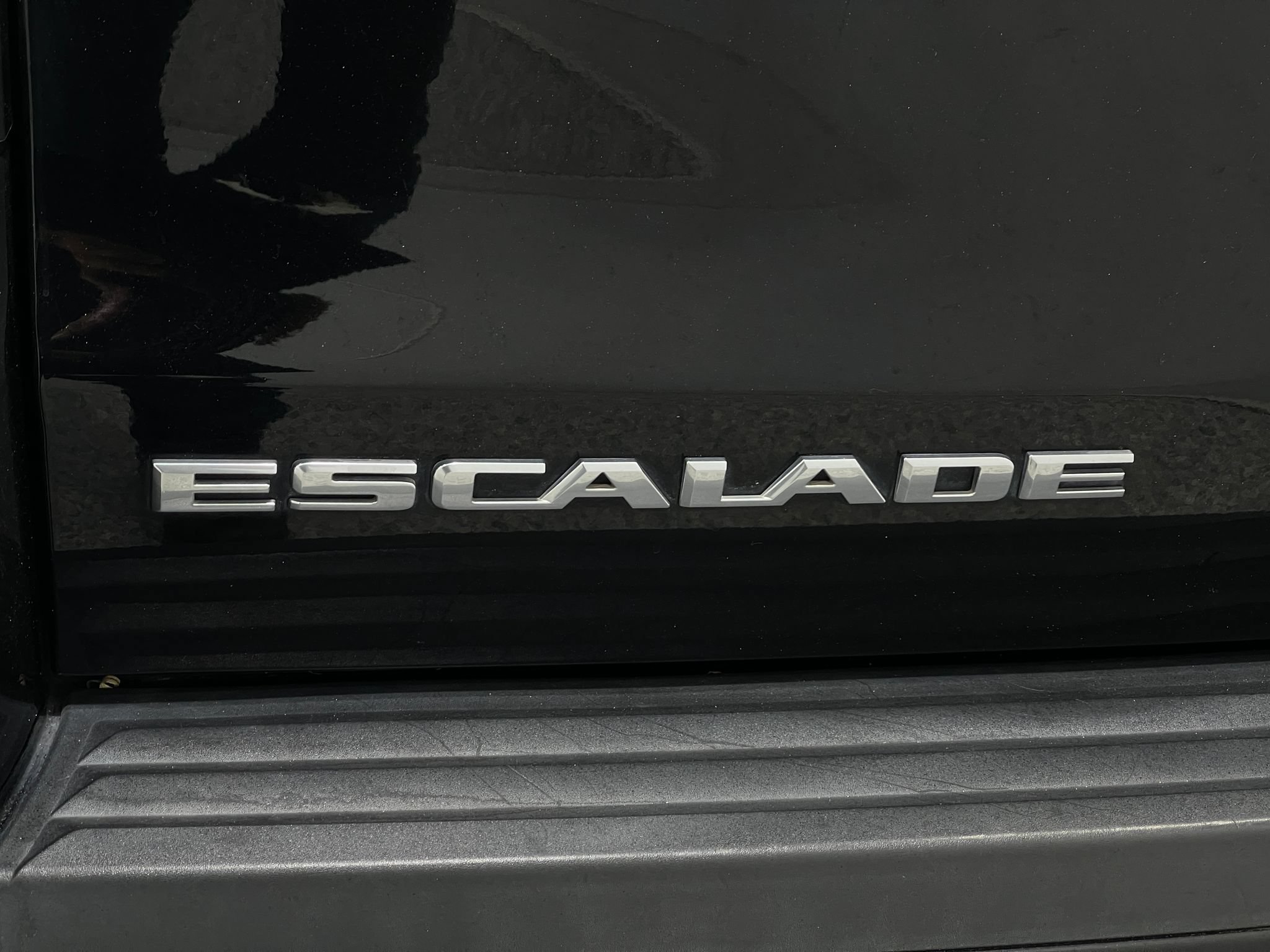 Used 2020 Cadillac Escalade Premium Luxury AWD/4WD image 40