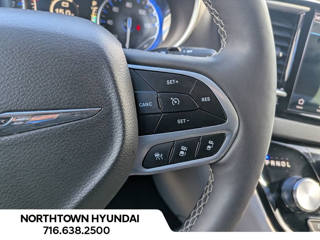 Used 2024 Chrysler Pacifica Touring-L image 25