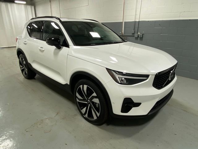 Used 2025 Volvo XC40 B5 Plus image 4