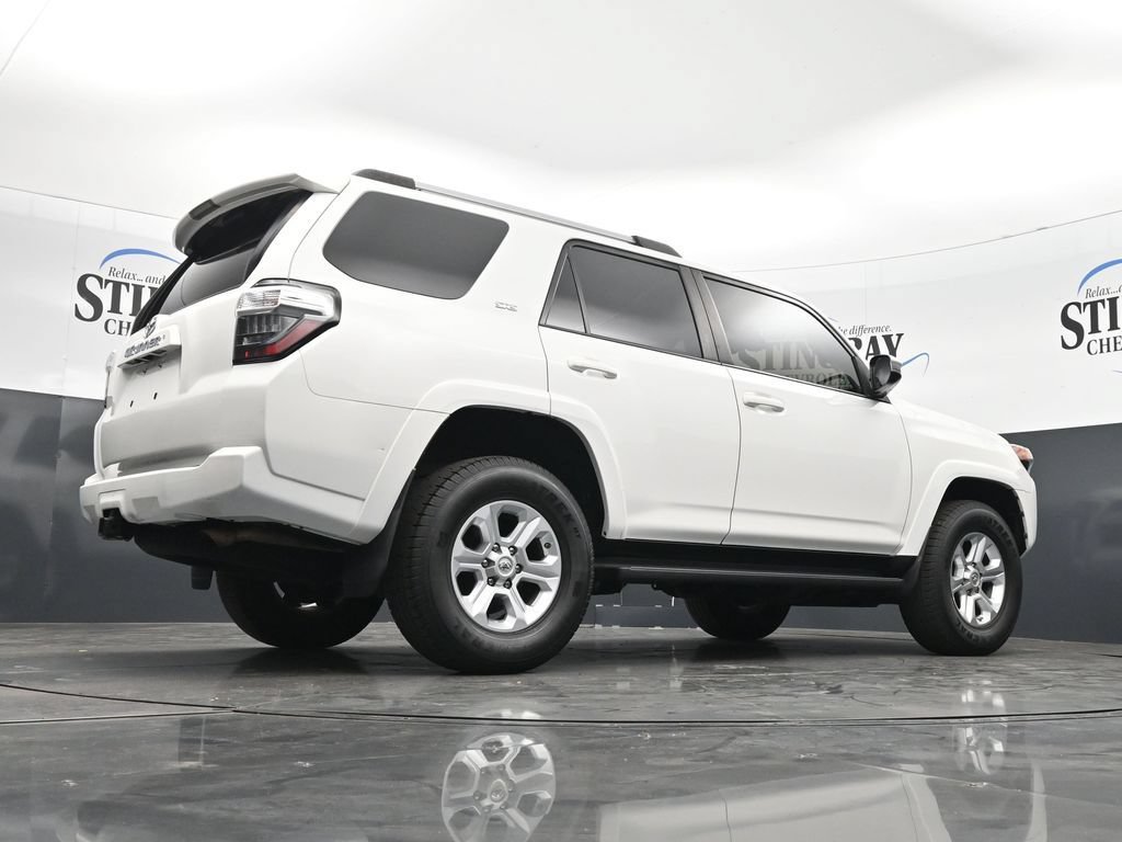 Used 2020 Toyota 4Runner SR5 AWD/4WD image 32