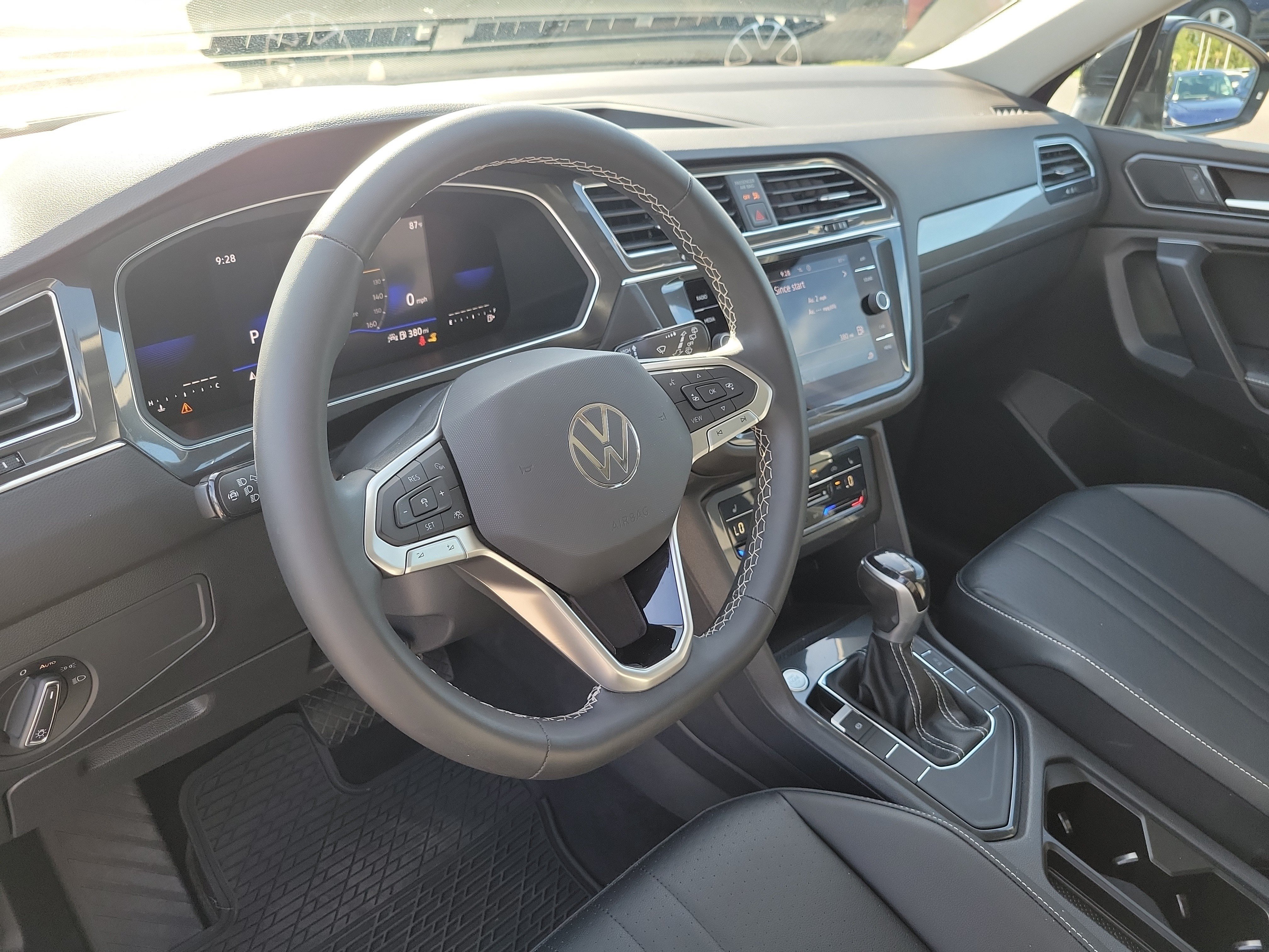 Used 2023 Volkswagen Tiguan SE w/ Panoramic Sunroof Package FWD image 23