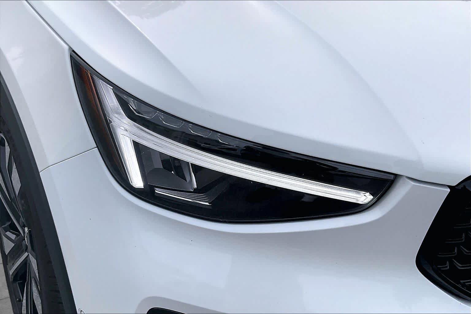 Used 2023 Volvo XC40 B5 Plus AWD/4WD image 28