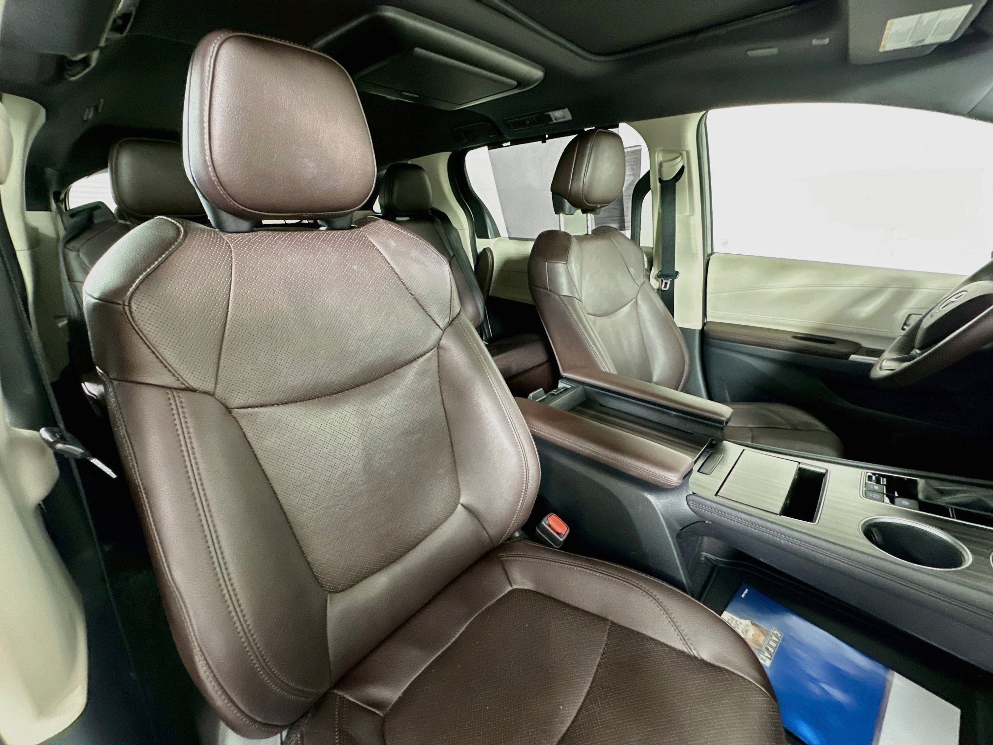 Used 2021 Toyota Sienna Platinum FWD image 30
