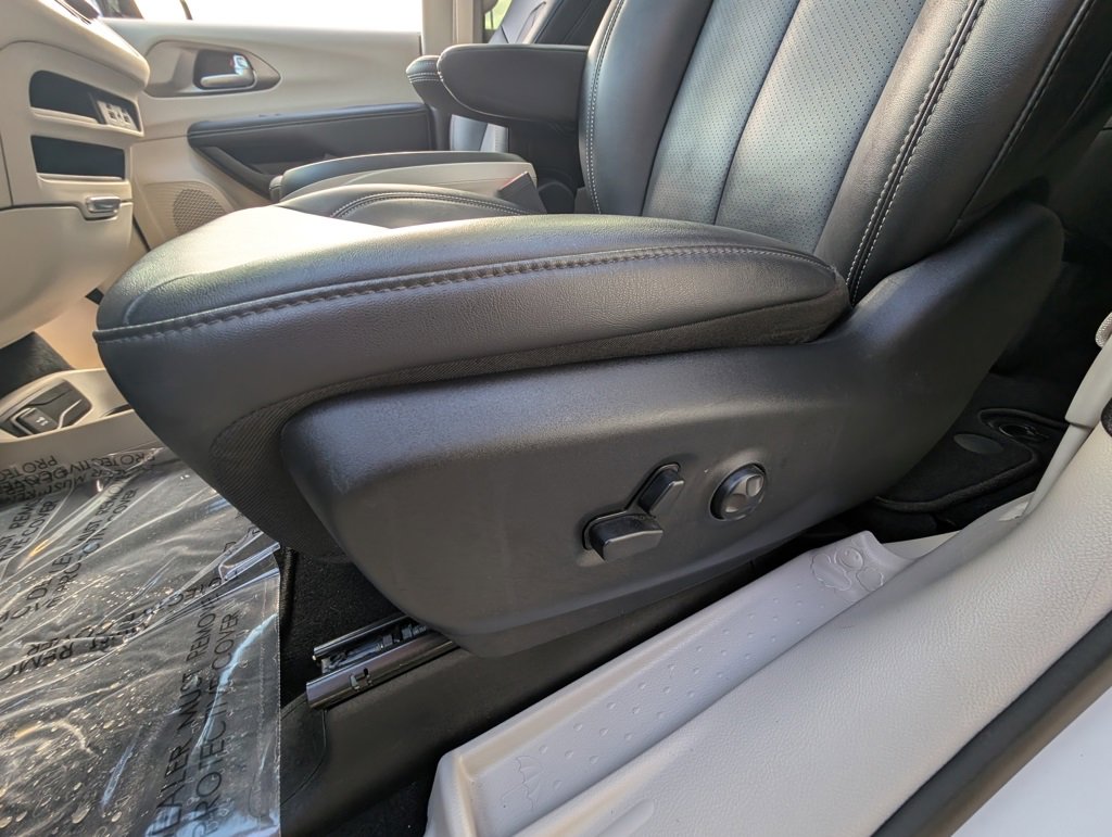 Used 2024 Chrysler Pacifica Touring-L w/ Road Tripper Package image 15