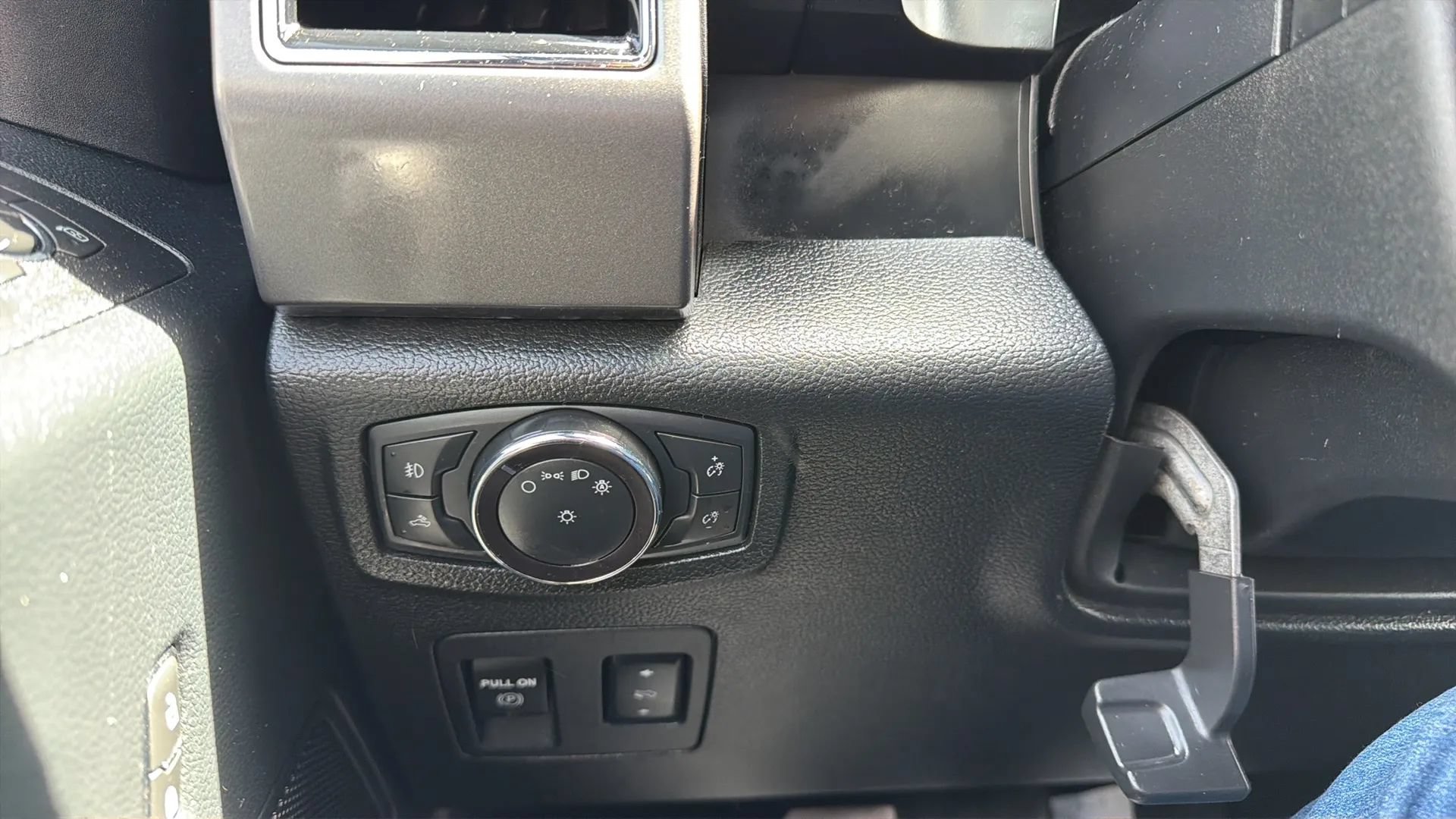Used 2019 Ford F150 XLT w/ Equipment Group 302A Luxury AWD/4WD image 14
