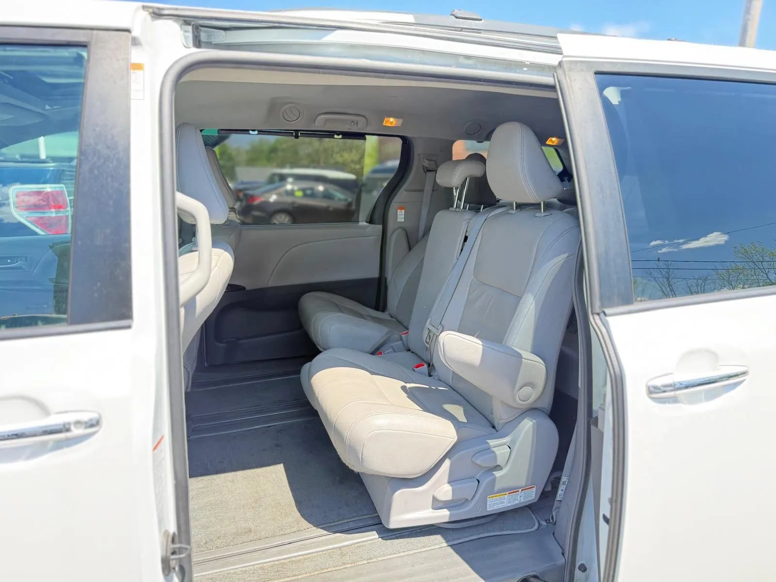 Used 2019 Toyota Sienna XLE w/ XLE Navigation Package FWD image 11