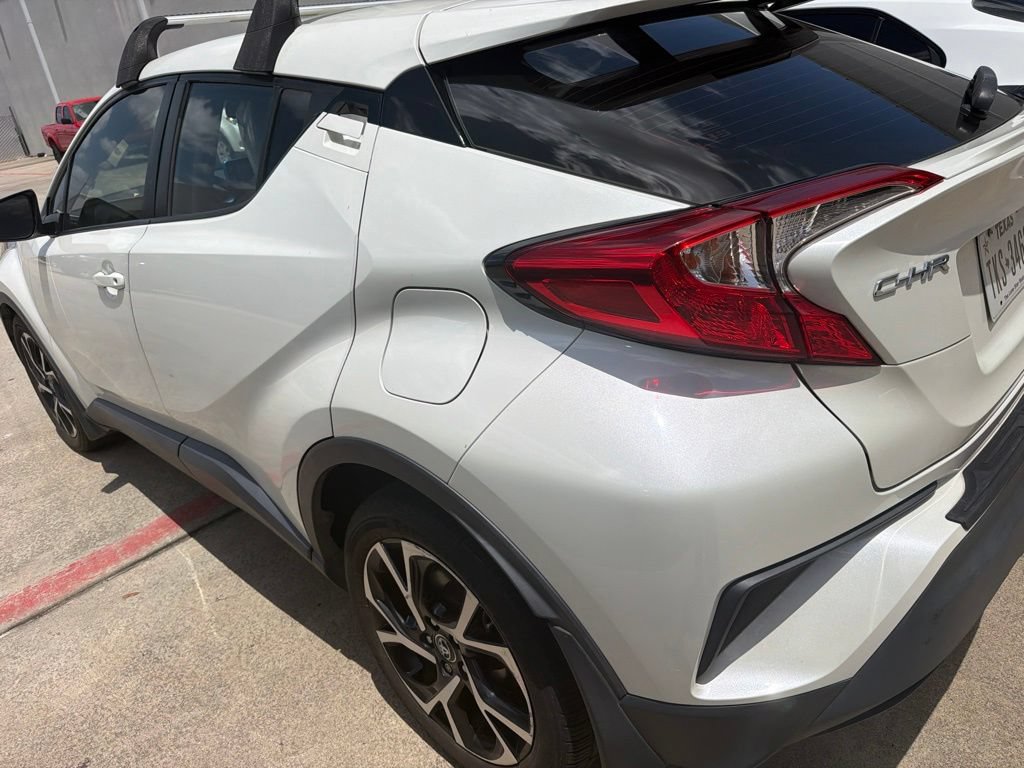 Used 2019 Toyota C-HR XLE FWD image 3