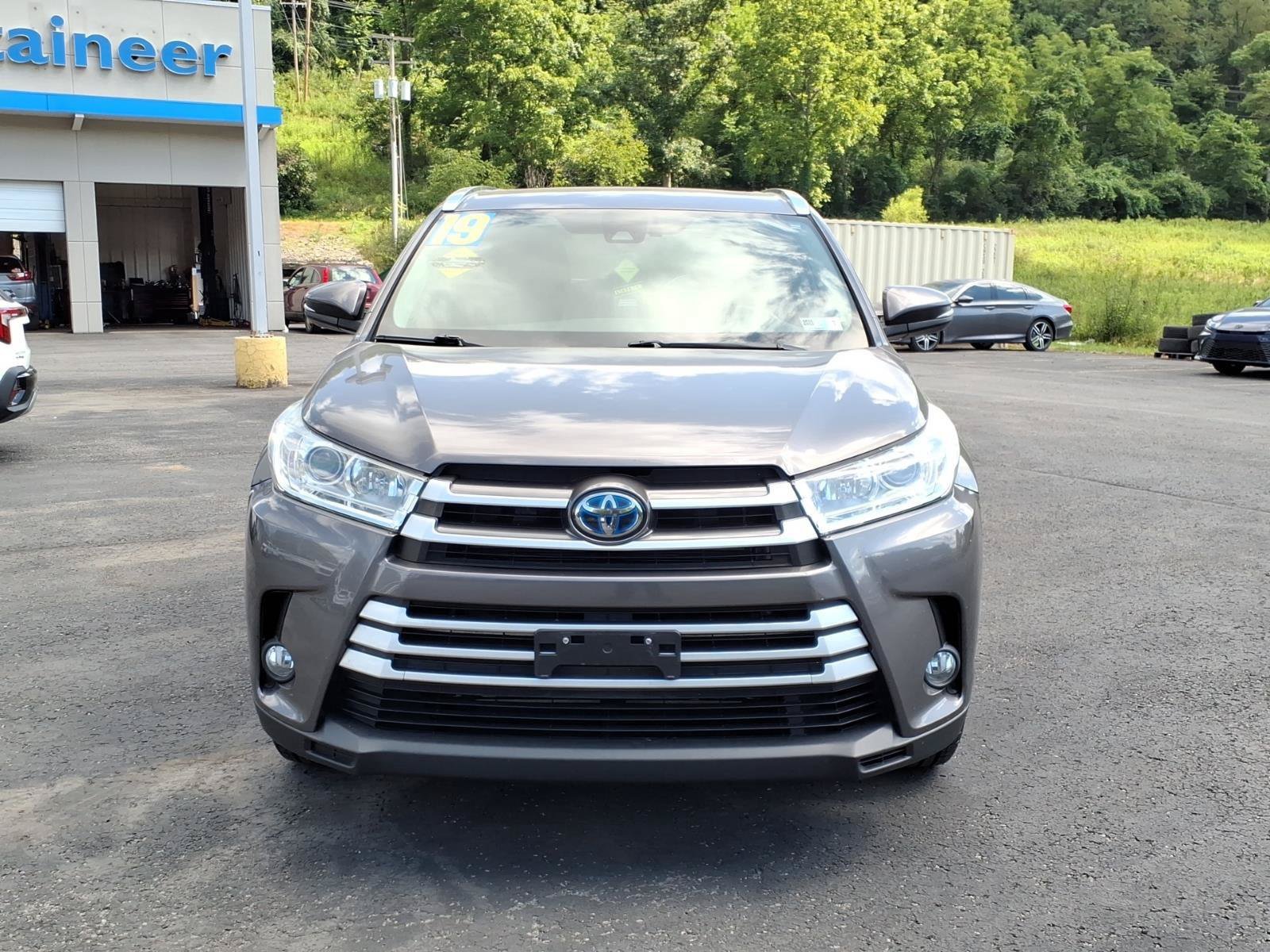 Used 2019 Toyota Highlander XLE AWD/4WD image 3