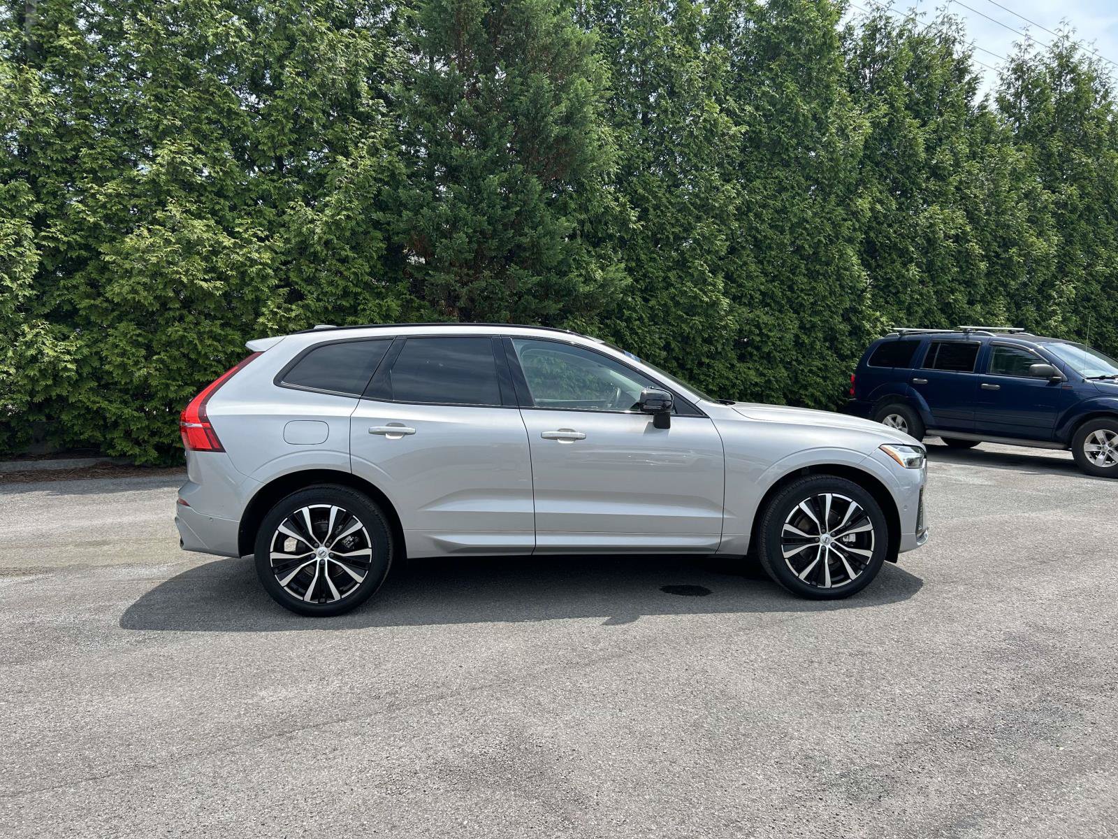 Certified 2025 Volvo XC60 B5 Ultra AWD/4WD image 2