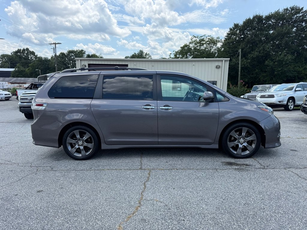 Used 2015 Toyota Sienna SE FWD image 8