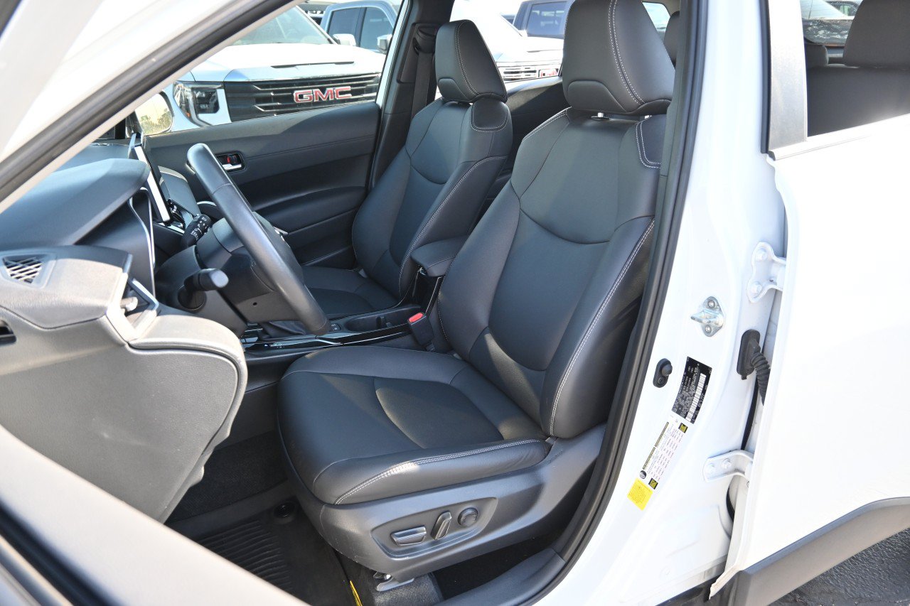 Used 2023 Toyota Corolla Cross XLE w/ Convenience Package FWD image 18