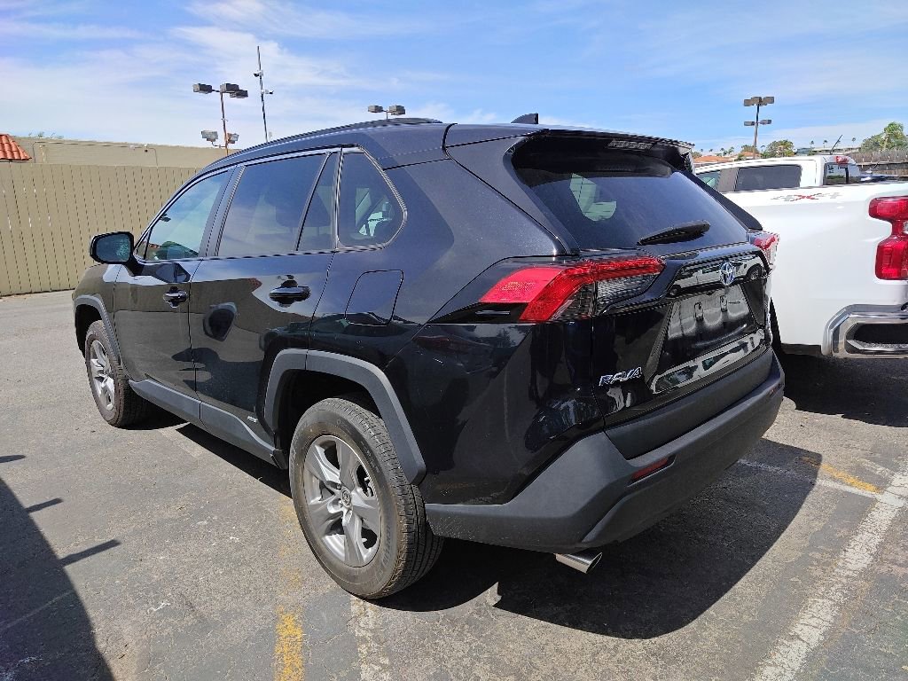 Used 2022 Toyota RAV4 LE AWD/4WD image 6