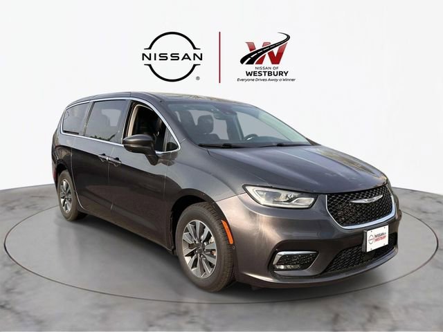 Used 2022 Chrysler Pacifica Touring-L w/ Uconnect Theater Family Group