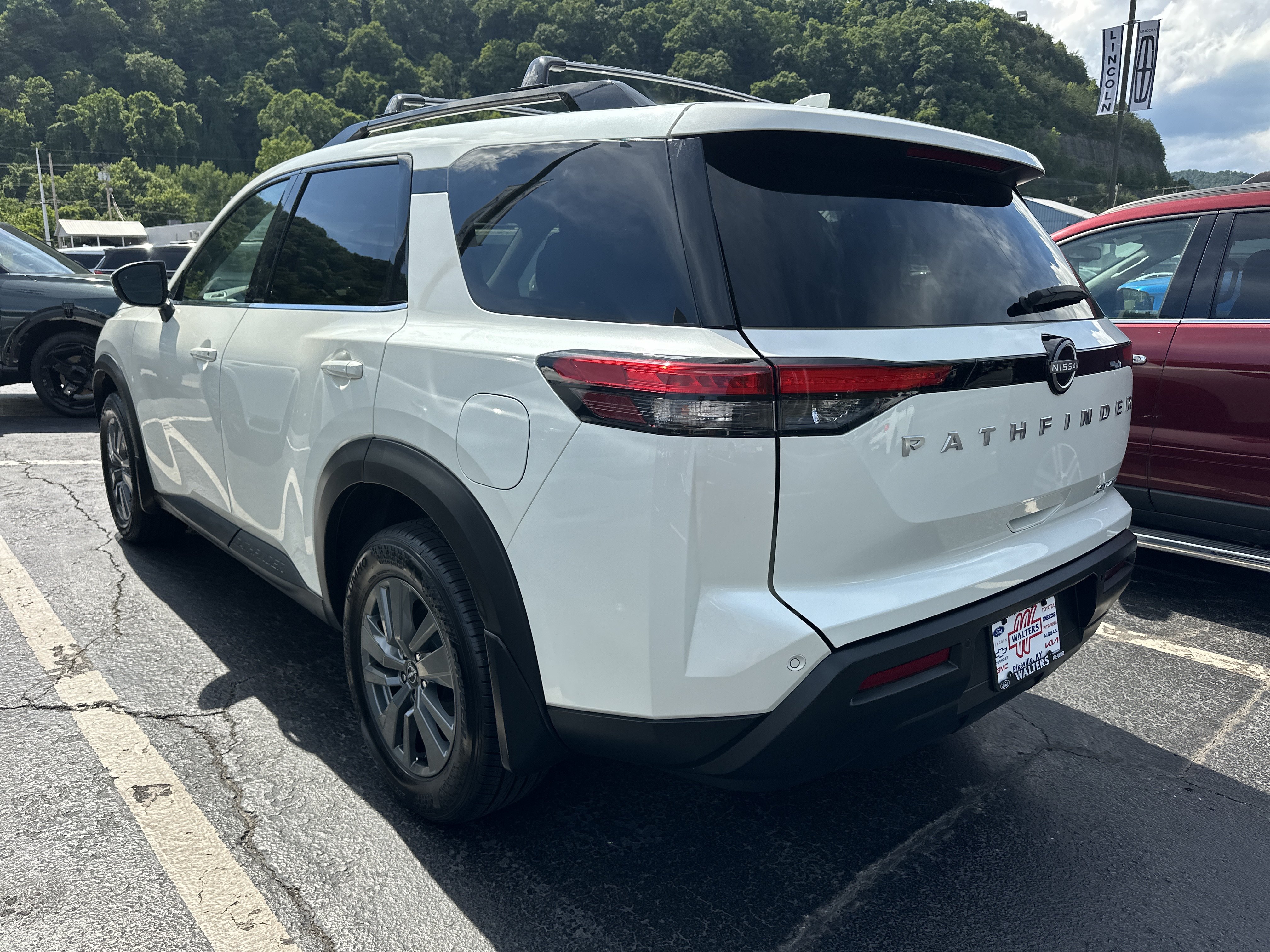 Used 2024 Nissan Pathfinder SV AWD/4WD image 4