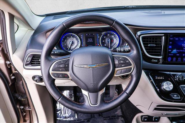 Used 2017 Chrysler Pacifica Touring-L image 12