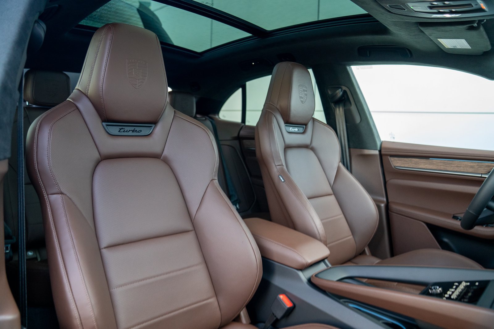 Certified 2025 Porsche Macan Turbo Electric AWD/4WD image 26