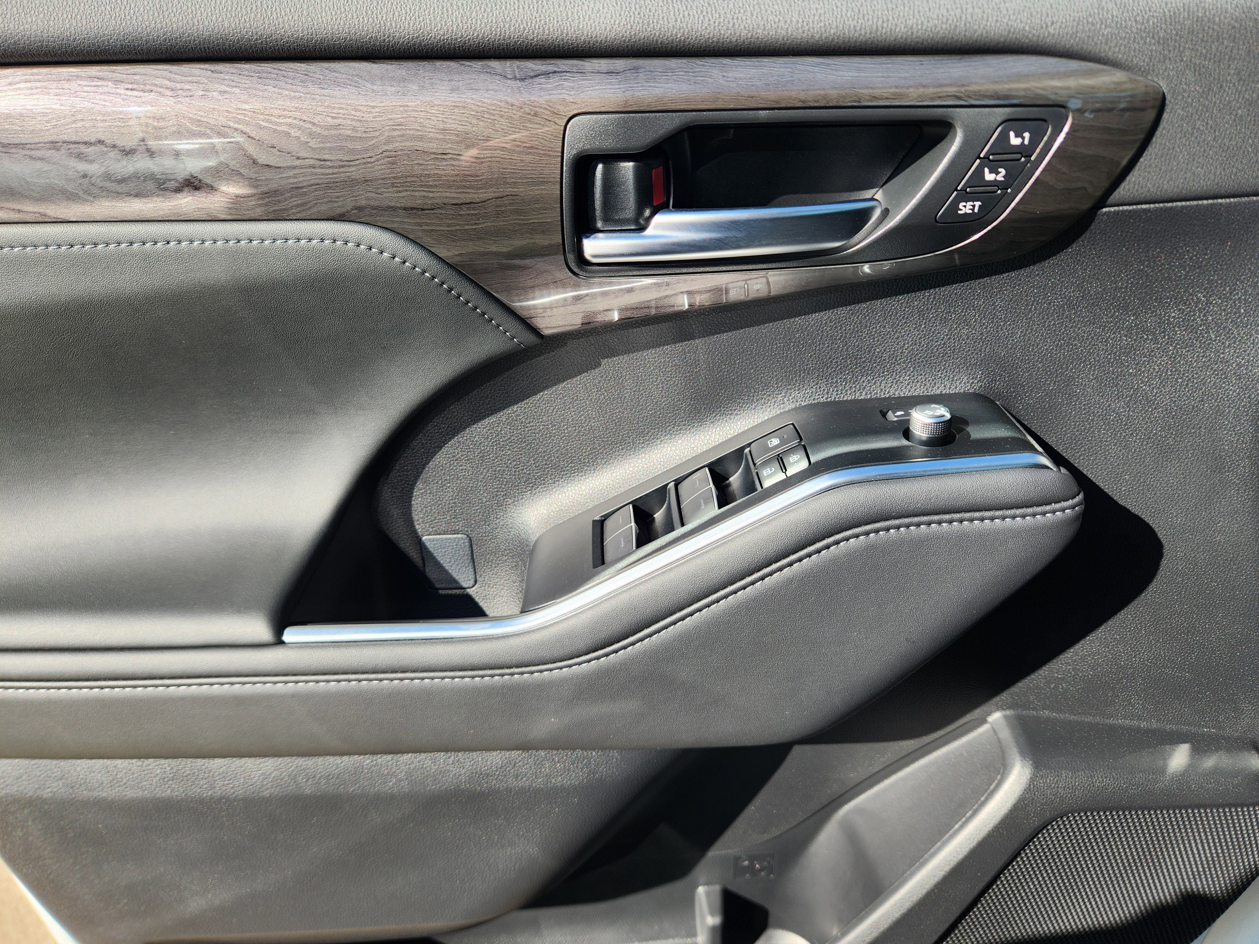 Used 2025 Toyota Highlander Platinum image 32