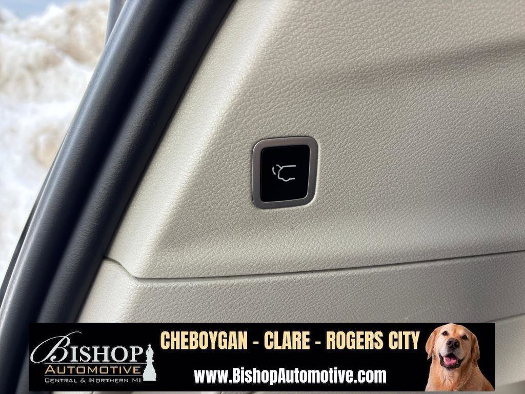 Used 2023 Chrysler Pacifica Touring-L image 23