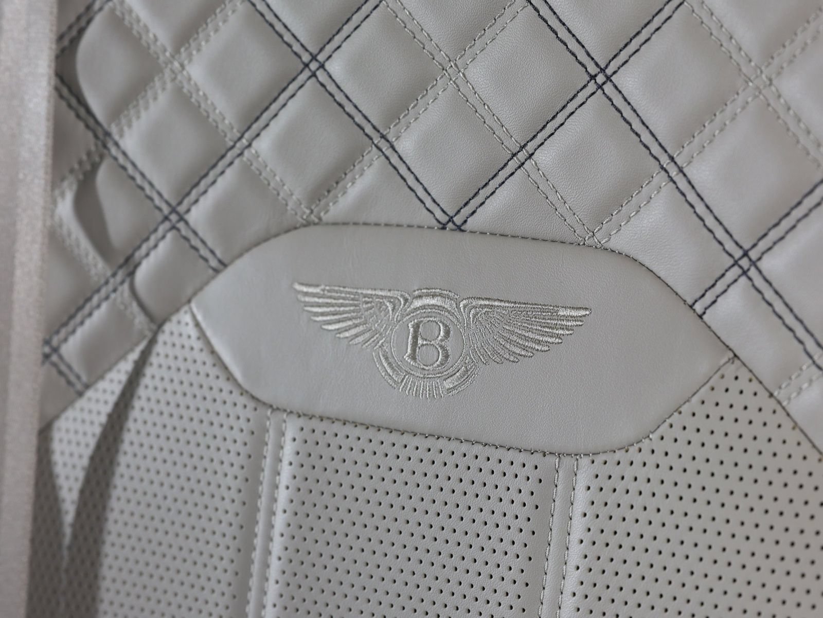 Used 2021 Bentley Bentayga w/ First Edition Specification AWD/4WD image 35
