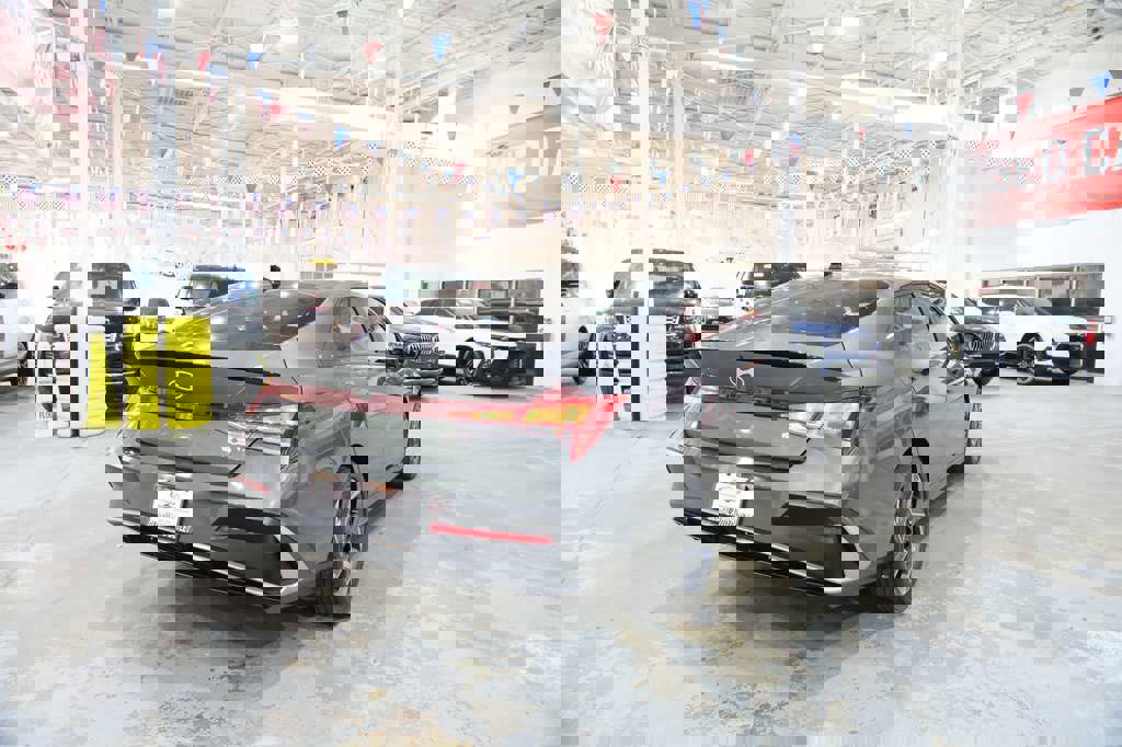 Used 2025 Hyundai Elantra Sport image 11