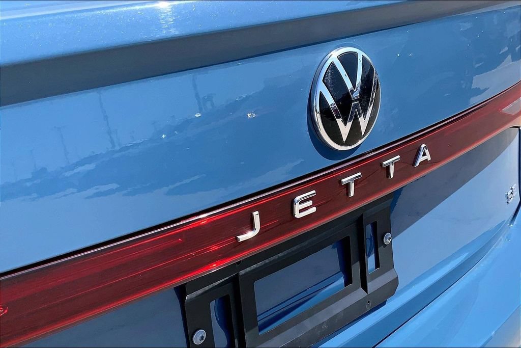 Used 2025 Volkswagen Jetta SE FWD image 8